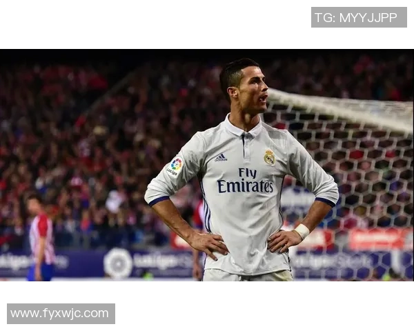 黑白壁纸中的足球明星背影展现运动之美与激情的瞬间